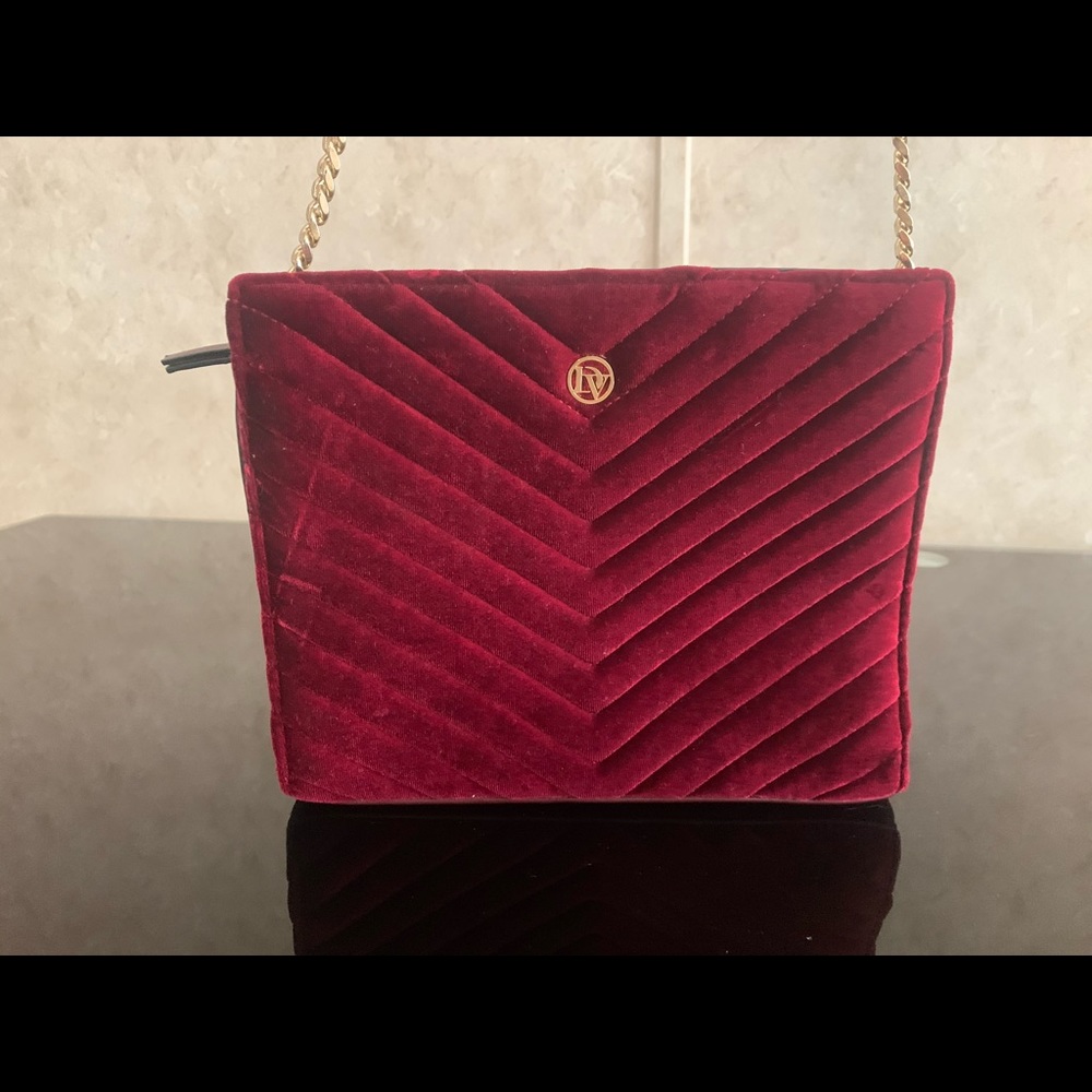 La Diva Shoulder Bag with Gold Chain Strap